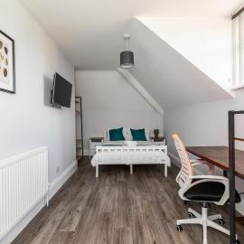 Dove Court Travel Lodge 6 - Top Floor Double Bedroom