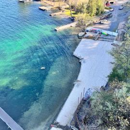 Canandaigua Lake Retreat with view and private beach access, foliage, hike, and Ski, hotel in Canandaigua