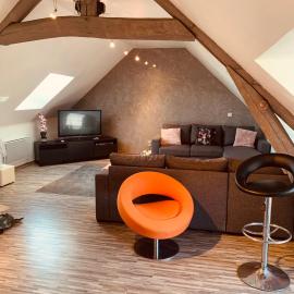 CHAMBRE et JARDIN Village au bord de l eau Cour et Garage privés, hotel en Marcilly-sur-Seine