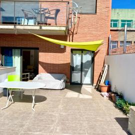 Tranquilo y con terraza, hotel v destinaci Terrassa