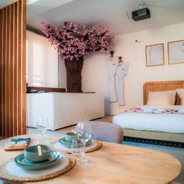 Nuit romantique, Suite avec jacuzzi et cinéma privé au design Japandi, Hotel in Guebwiller