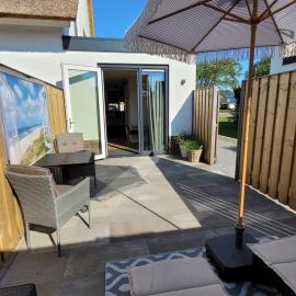 Luxe kamer Langendam 48 met privé terras, hotel in Zoutelande