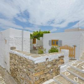 200 year old idyllic stone house, hotel v destinácii Sifnos