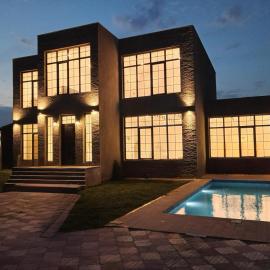 Luxury 4 bedroom villa 30 minutes walk to the beach, hotel v destinácii Cǝnubi