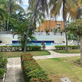 Finest Accommodation Renfrew Place Apt # 41 4--12 Renfrew Rd New Kgn, hotel a New Kingston