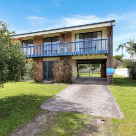 Pet Friendly on Pelican Close to Myall River, hotel in Hawks Nest