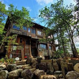 離島でオフグリットなスローライフを味わえる山奥の手作り一軒宿 古道具と手仕事の宿ねまりや – hotel w mieście Sado