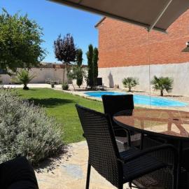 Totanés에 위치한 호텔 Villa Mandrés. Casa con jardín y piscina. Proximo a Puy Du Fou.