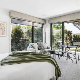 Studio One - Luxe Apartment, across from beach, walk to local shops, hotel v destinácii Mount Martha