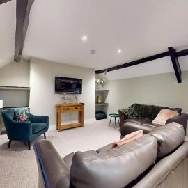 4 Bed Apartment- With Cosy Pub - Food/Drink 10%off, hotel a Pontypool