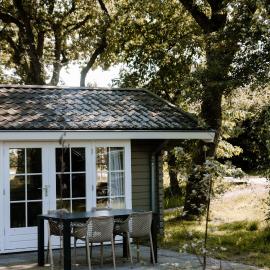 Zweeds Huisje op Camping de Kleine Wereld, hotel v destinácii Onnen