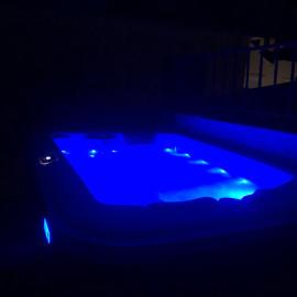 Evagelia's deluxe villa-Jacuzzi in Skopelos center, hotel i Skopelos