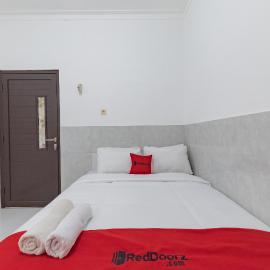RedDoorz at Kedawung Aurel Cirebon，Plered的飯店