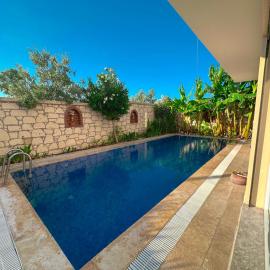 Evalacati - Villa Harnup- Detached house with private pool and garden, Hotel in Alaçatı
