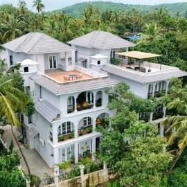 ELIVAAS 5 BHK Pet Friendly with Pvt Pool - Villa Vacasa, hotel in Calangute