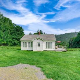 Hawley Home w/ Deck: 4 Mi to Berkshire East Resort, hotel a Hawley