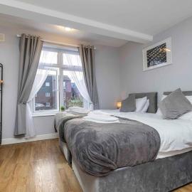 Ealing Manor - 6 beds 3 sofa beds sleeps 9 ppl, Hotel in Greenford