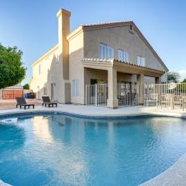 Free Heated Pool! Chandler Home w/ Fire Pit, hotell i Chandler