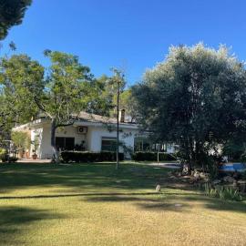 Chalet con piscina y jardín rodeado de naturaleza