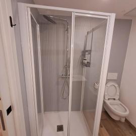 Vicolo Isola, hotel u gradu 'Dro'