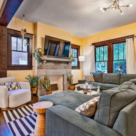 Bright Bungalow in Hip East Nashville Walk to 5 Points - Only 2 miles to Downtown, hotel in Nashville