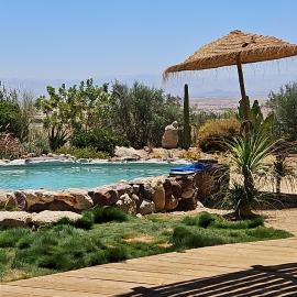 בית האבן בצוקים, Hotel in Tsukim