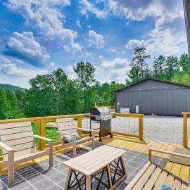 Hot Tub & Mtn Views: Pet-Friendly Englewood Cabin, hotel in Tellico Plains
