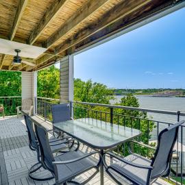 Waterfront Gem w/ Balcony & Views in Osage Beach, hotel u gradu Osejdž Bič