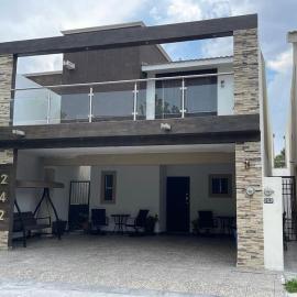 bonita casa cerca de la Alameda, hotel u gradu Saltiljo