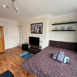 Huge and affordable 3 bedroom flat in Hammersmith for 7 people with welcome breakfast