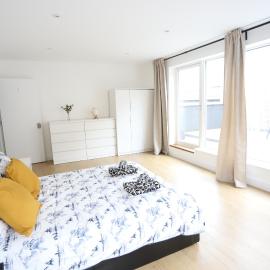 Spacious 3-Story Retreat with Rooftop Terrace and Modern Amenities โรงแรมในลอนดอน