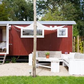 Wegdromen op de Veluwe in romantische rode pipowagen