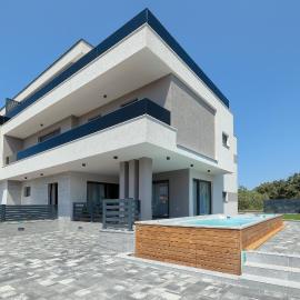Villa Loreta near Fažana for 7 plus 1 people with luxury private jacuzzi only 600 meters from sea, hotel u gradu Štinjan