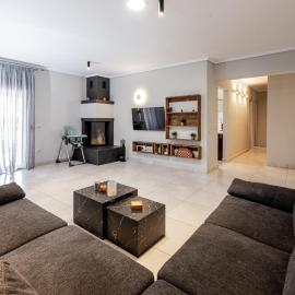 Spacious 3-bedroom apartment with WiFi, AC in charming Kalamaria - mountain view, hotel in Thessaloniki