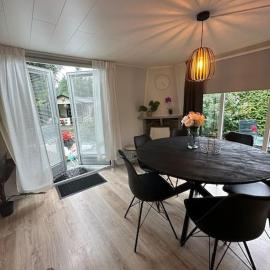 Ruim, mooi en modern huisje met een heerlijke tuin