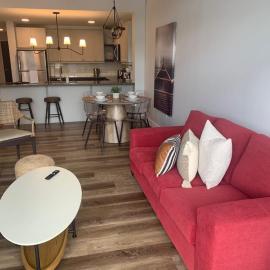 Beachview getaway at the New Carlyle 304 on the Main strip in Grand Bend, hotell i Grand Bend