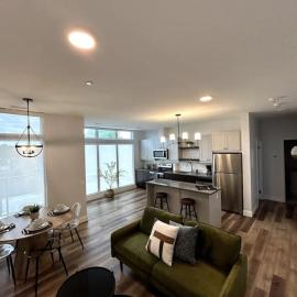 Beachview getaway at the New Carlyle 306 on the Main strip in Grand Bend, hotell i Grand Bend