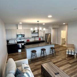 Beachview getaway at the New Carlyle 305 on the Main strip in Grand Bend, hotel di Grand Bend