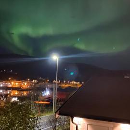 Cosy apartment near the sea and nature in Kaldfjorden, מלון בטרומסה