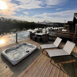 Willow's Lakeside Lodge With Hot Tub & Hi-Speed Wifi