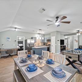 Dreamy Villa -Near Airport, Downtown - Open Concept，斯普林的飯店