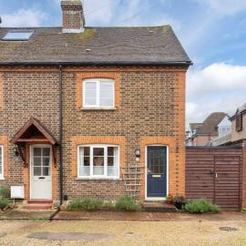 Quaint 3 bed Cottage in central Dorking with parking، فندق في دوركينغ