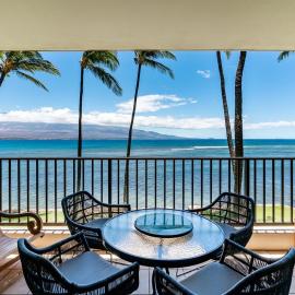 Oceanfront Abode Remodeled in 2021 Sleeps 6، فندق في Wailuku