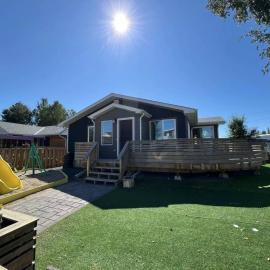 Little Holiday Home، فندق في ييلونايف