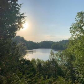 Le Paresseux - Chalet rustique québécois avec foyer, vue sur le lac et sentiers de randonnée, hotel a Saint Come