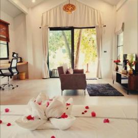 Tropical Crystal Villa with Kitchen、サラダビーチのホテル