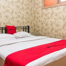 RedDoorz near RS Siloam Karawaci, ξενοδοχείο σε Klapadua
