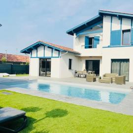 Magnifique villa SEREN avec piscine, Hotel in Arcangues