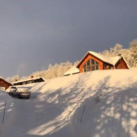 Stuga i Bruksvallarna med avresestäd Skoterled samt skidled i närhet vintertid Vandringsleder sommartid, hotel in Bruksvallarna