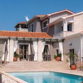 Villa Moonlight 2 for 12 persons near Poreč with private heated pool - 45 m2 & playground, Hotel in Višnjan
